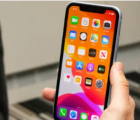 標(biāo)準(zhǔn)的iPhone 12在泄漏的??照片中看起來(lái)非常小