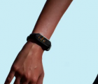 屏幕上有孔的小米Mi Band 5的圖像 用于相機(jī)