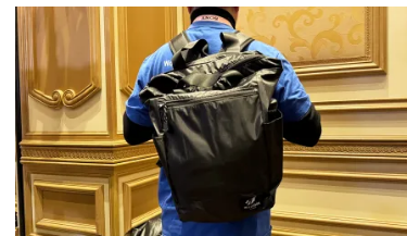 我剛剛演示了世界上第一個(gè)可穿戴烤箱我傻到把手伸進(jìn)去了