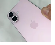 新款A(yù)ppleiPhone16假人展示了與較大iPhone16Pro和iPhone16ProMax型號的視覺差異
