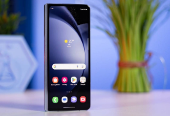 這是我們首次看到GalaxyZFold6帶有對(duì)稱邊框的外部屏幕