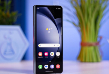 這是我們首次看到GalaxyZFold6帶有對(duì)稱邊框的外部屏幕