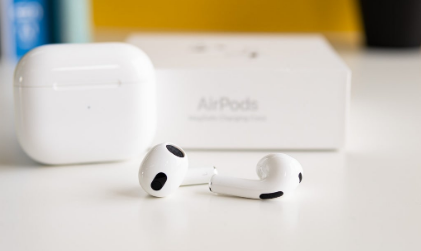 蘋果可能會在下個(gè)月發(fā)布iPhone16系列的同時(shí)推出兩款新的AirPods